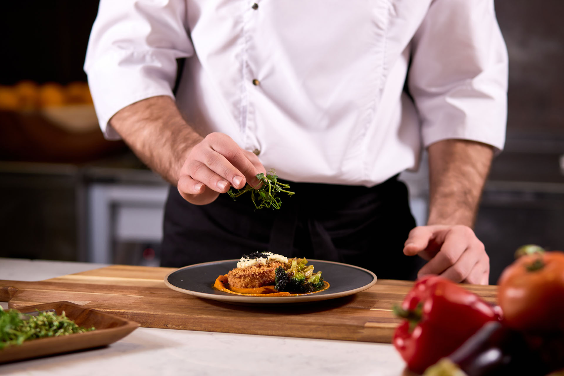 Adulte en cuisine